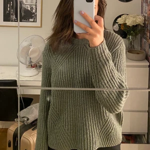 Olivgrön stickad tröja - Jätte mysig och fin olivgrön stickad tröja. Köpt på ONLY! Passar jätte fint till jeans eller kjol nu till sommaren. Säljs pågrund av att den inte kommer till användning. Storlek L då jag gillade den ”oversized” känslan och stilen. Skriv gärna till mig om du är intresserad eller har frågor/vill se mer bilder av tröjan, hur den sitter osv❤️ pris kan diskuteras
