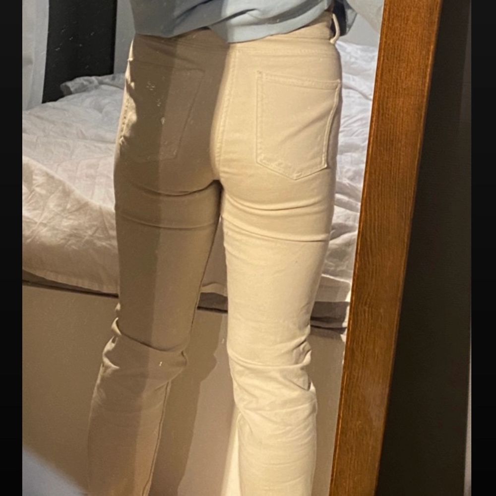 Jättefina beiga skinny jeans i storlek w26 & l32 men passar mig bra som är normalt storlek 38. Stretchiga, mycket bekväma & formar bakdelen & benen fint. Köpta här på plick men aldrig fått användning av dem. Inga defekter som jag kan hitta. Dm för frågor/eventuellt intresse så svarar jag så fort jag kan! . Jeans & Byxor.