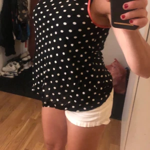 Nytt Linne från  Zara stl M - Jättefint linne från Zara. Dragkedja som knäppning i nacken. Helt Nytt. Stl M.