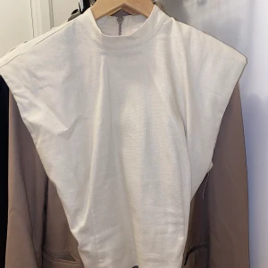 Väst/topp i linnematerial - Superfin topp i linneliknande/denim material. Lite puff i axlarna, elegant. Storlek xs. 