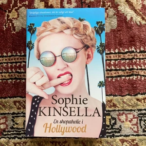 Pocketbok av Sophie Kinsella - ”En shopaholic i Hollywood” av Sophie Kinsella. Pocket i nyskick. Lite böjd i någon kant med det blir ju pocketböcker. Aldrig läst. 