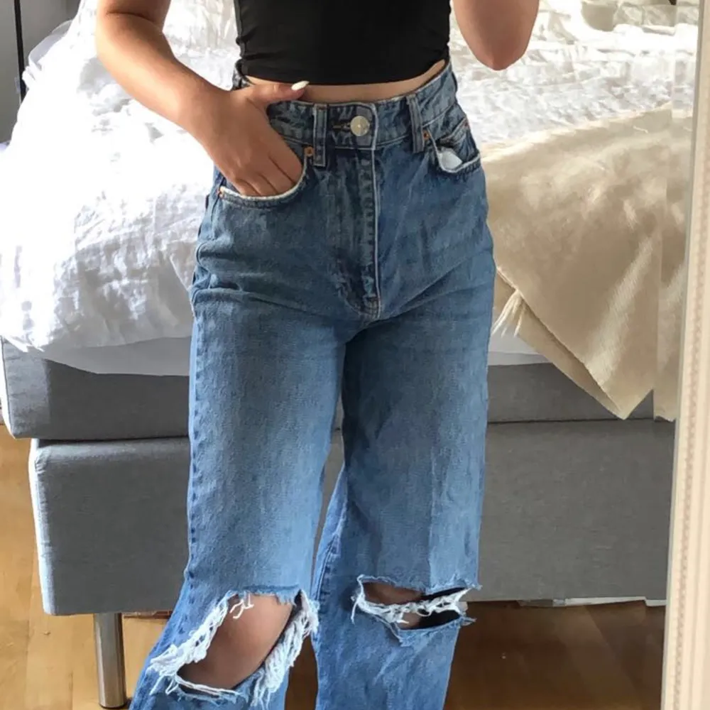 Säljer dessa jeansen från ginatricot i storlek 32. De är i bra skick, köpte för 499kr och säljer för 250kr ink frakt 💖. Jeans & Byxor.