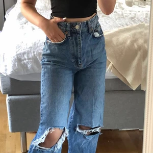 Jeans från ginatricot  - Säljer dessa jeansen från ginatricot i storlek 32. De är i bra skick, köpte för 499kr och säljer för 250kr ink frakt 💖