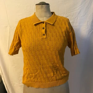 Skjorta / Blus - Strl L, Monki, hyfsad kort modell, knäppning upptill och krage