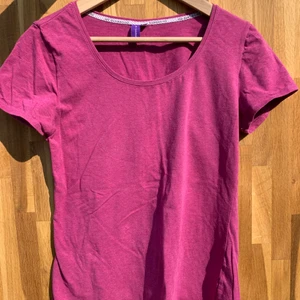Lilla T-shirt från 365 sunshine - Mammas glamma t-shirt från 365 sunshine. Super skönt bomull material och är i toppen skick, från 80 talet 😁