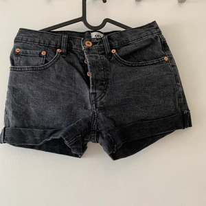 Jeansshorts  - Jeansshorts från Lager157. Använda 2-3 gånger och är i bra skick. Storlek s. Kan mötas upp i Vellinge & malmö / köparen står för frakten. 