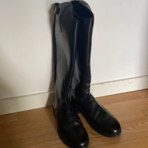 Oanvända ridstövlar  - Helt oanvända ridstövlar stl 35, nypris 2500 kr