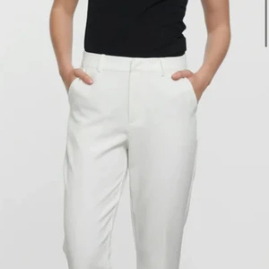 Vita kostymbyxor  - Vita kostym byxor ”Vilma byxor”. Ifrån bikbok. Helt slutsålda. Går över skorna på mig som är 162!. Säljer för 150kr eller högsta bud