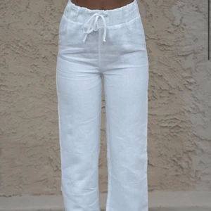 Linnebyxor strl M  - Säljer adsgn helvita linnebyxor i storlek M. Säljer då jag beställde 2 storlekar och behöll den ena. Så fina byxor!! 