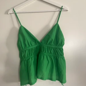 Grön zara topp - SÅLD Grön topp från zara, helt slutsåld i storlek S! Helt ny med prislappen kvar💕