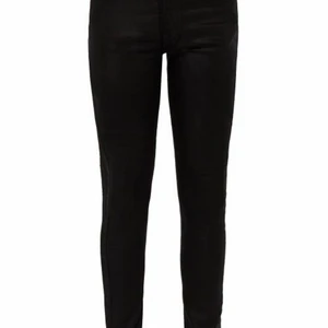Black jeans 👖 - Det är en black. Har fickor i framsidan och baksidan där man kan använda.
