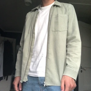 Overshirt - Ljusgrön overshirt från weekday i storlek S. Säljer den för 300 kr + frakt