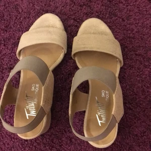 Skor  - Det är ett par finna sommar skor som tyvärr har blivit för små. Jag har använts dom 3 till 5 gånger men är fortfarande i ganska bra skick. Frakten betalar man själv. Betalar med swish. 