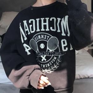 Sweatshirt från Ginatricot  - Jättefin sweatshirt från ginatricot i storlek M. Den är i bra skick och är sällan använd, köpte för 250 kr och säljer för 200kr ink frakt💗