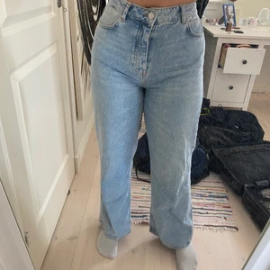 Never denim Jeans - Breda ljusblå byxor som jag älskar! Tyvärr passar dom inte längre utan är lite för stora. Som nya, hör av dig vid intresse! Du betalar frakt:)