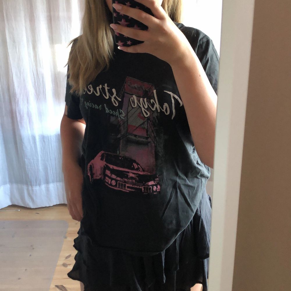 Säljer en T-shirt från Ginatricot. Materialet är luftigt och skönt. T-shirten är i bra skick då jag inte tycker den är min stil och därav är den inte använd. T-shirten är i stl XL men funkar utmärkt till stl S om man vill ha den oversized💕💕 köparen står för frakten💕💕🎸. T-shirts.