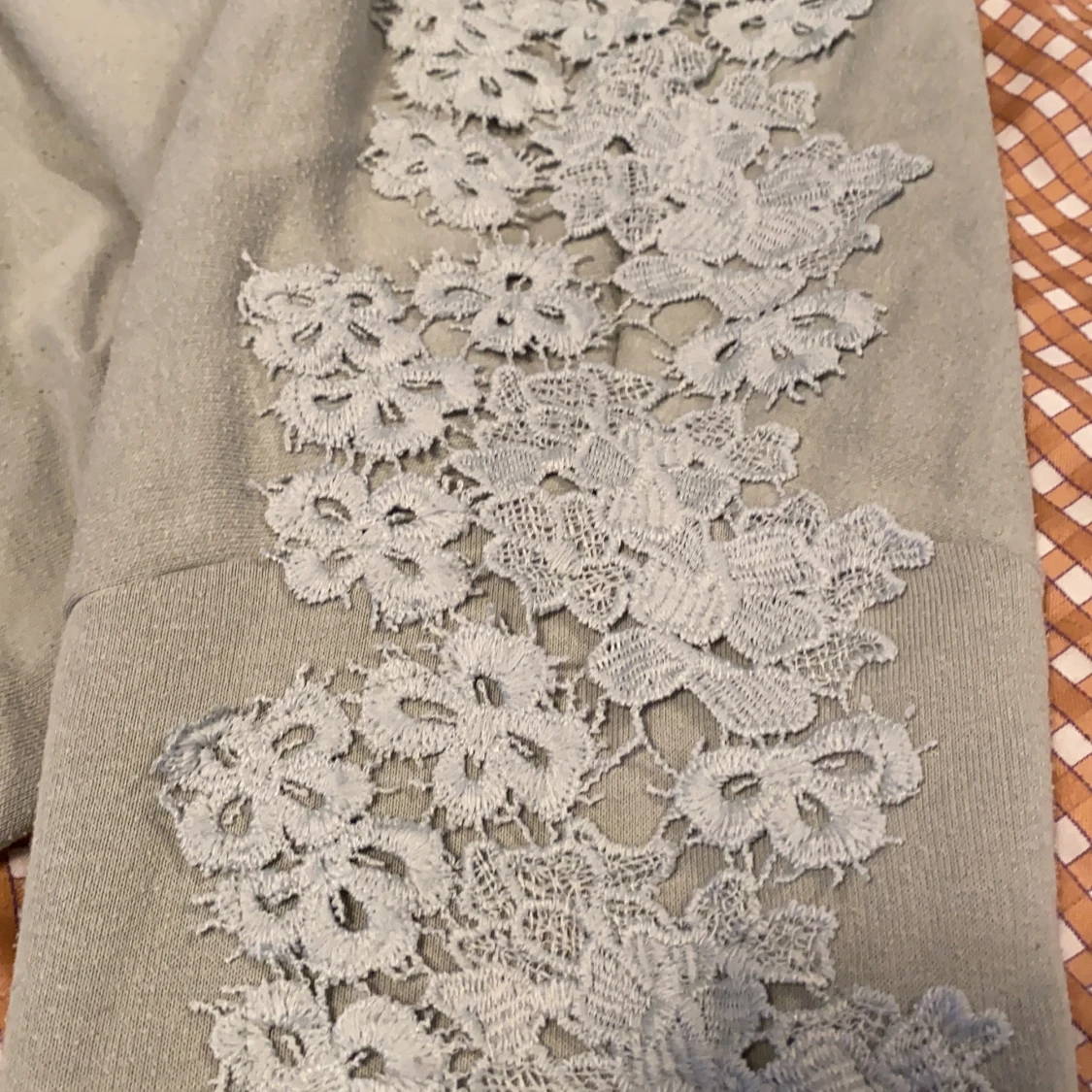 Hoodie med spets  - 90