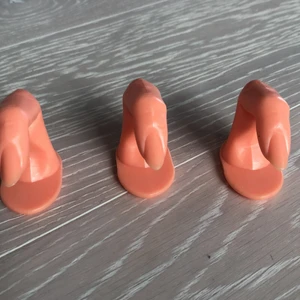 Övningsfingrar - Säljer 3 helt oanvända övningsfingrar till att göra naglar, säljer då de inte kommer till användning, 1 st för 10 alla för 20