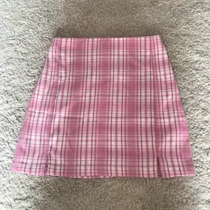 Kort kjol - Kort rosa kjol med slits på båda sidor, Shein strl xs. Ej använd , säljes pga för liten. (Köpare står för frakt)