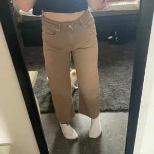 Bruna jeans  - Bruna jeans från lager 157. Jag är 160 cm bra i längden på mig! Näst intill oanväna! 