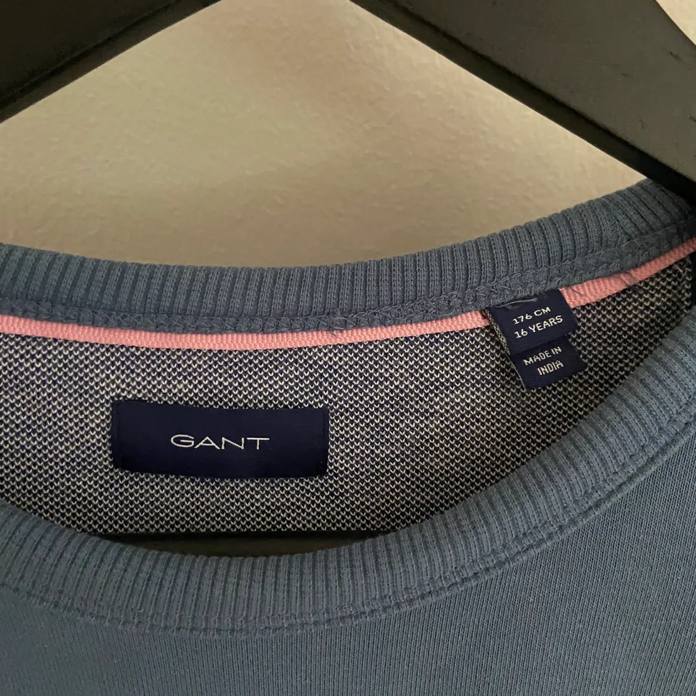 En helt oanvänd Gant tröja som jag fick för 2 veckor sedan i present men de var inte min stil. Skriv till mig privat vad ni kan lägga för bud❤️. Tröjor & Koftor.