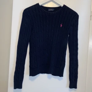 Polo ralph lauren  - Kabelstickad tröja marinblå med rosa märke storlek S
