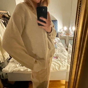 Stickad beige tröja - Finstickad tröja från uniqlo