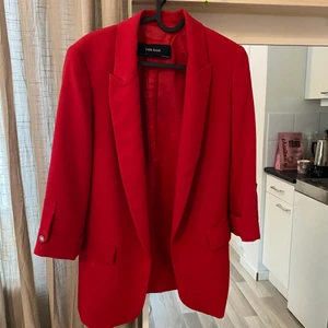 Zara blazer - Blazer i nyskick från Zara i strl xs. Köpte den 2018 men har bara hängt i garderoben då jag inte tycker att färgen passar mig. Älskar modellen och sitter jättefint på!