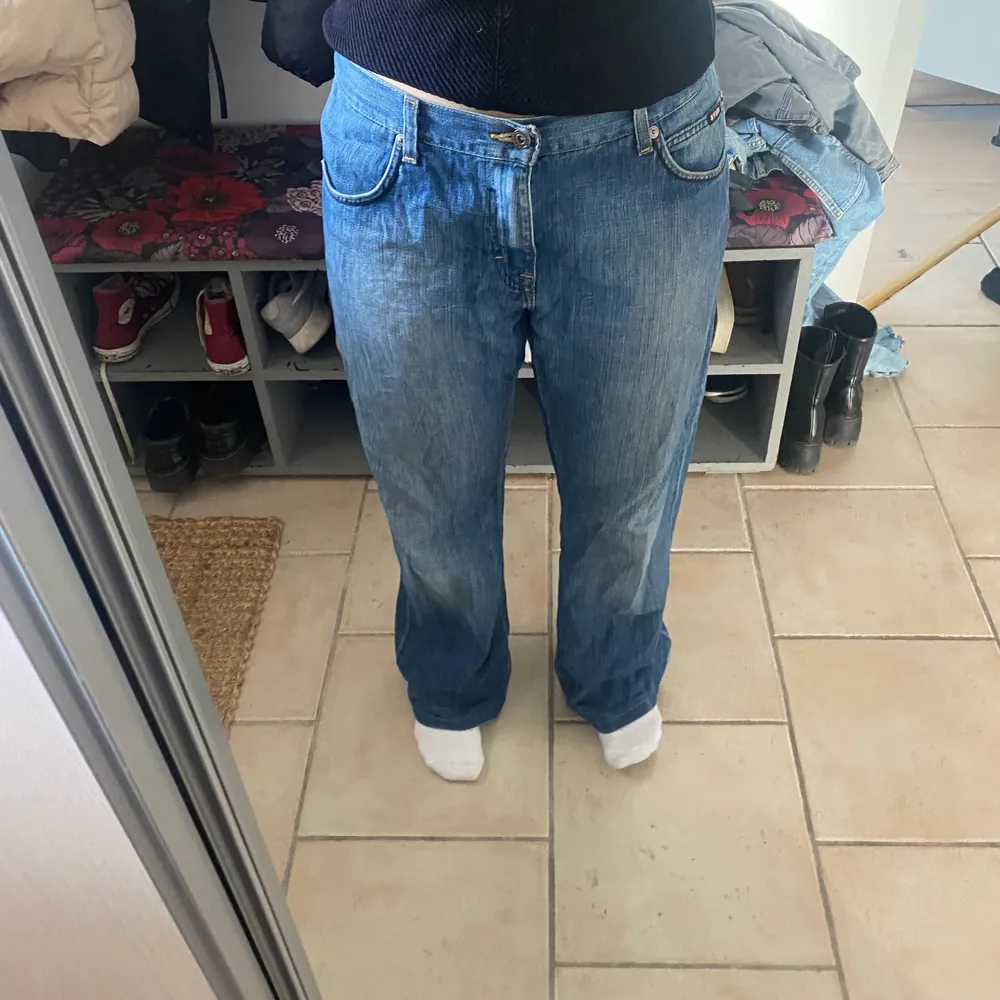 Skitcoola lågmidjade baggy jeans. Passformen är enligt mig toppen. Strl 33❤️Skriv vid frågor. Jeans & Byxor.