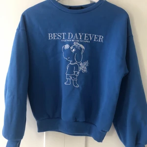 Sweatshirt  - Super söt tröja köpt här på plick, känner tyvärr inte att detta är min stil därför säljer jag vidare, hon jag köpte den från hade använt den ett par ggr och jag har bara provat den<3