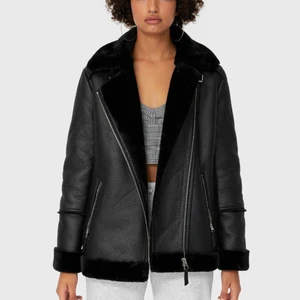 Stradivarius jacka storlek S - Denna jacka är en sån otroligt fin och trendig jacka. Den är använd endast 1 gång pga inte riktigt min stil. Helt nyskick! Nypris = 860kr. Perfekt jacka nu till slutet av vintern/ början av våren!