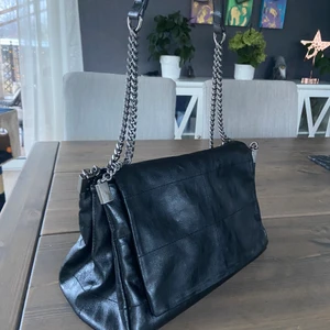 Zara rock väska - Säljer denna super coola väskan från zara, köpte den för lite mer än ett år sen och har slutat använda den, den är helt slutsåld vad jag har sett!❤️ Den är i bra skick förutom att de sticker ut en liten tråd på baksidan av väskan, kan skicka bild vid intresse:) Väskan är väldigt väldigt rymlig för sin storlek, den har tre stora separerade fack, där de mittersta har en dragkedja, och sen ett litet fack med dragkedja, man knäpper väskan med en magnet knapp☺️ Hör av er vid fler bilder❤️❤️