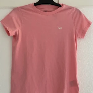 Lee T-shirt  - Använd en gång. 