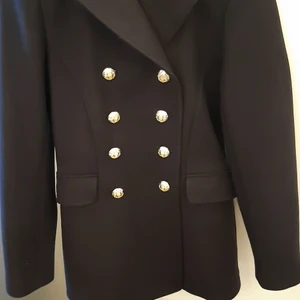 Jättesnygg jacka från Zara - Klassisk jacka Storlek XS inköpt Zara för 8 månader sedan som ny med jättefina knappar.Fin kvalite 75 proc ull. Ser ut som svart men är mörkt marinblå. Två fickor.