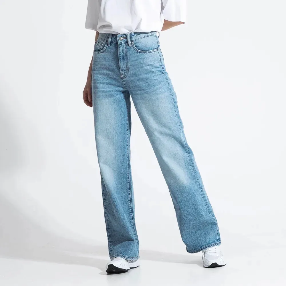 Ett par sprillans nya jeans som endast är testad. Prislappen är kvar! Den är stor i midjan på mig och därför kan jag inte ha de. De är ett par riktigt snygga jeans enligt mig iallafall 😊 De är high waist modell.. Jeans & Byxor.