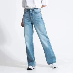 Ett par sprillans nya jeans som endast är testad. Prislappen är kvar! Den är stor i midjan på mig och därför kan jag inte ha de. De är ett par riktigt snygga jeans enligt mig iallafall 😊 De är high waist modell.