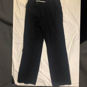 svarta kostym byxor  - söta och bekväma kostym byxor, passar mig som är 175💋💓