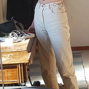 beigea jeans - världens skönaste jeans från lindex! de är så stretchiga!! säljer då de är lite för korta för min smak😭 toppskick, använda typ en gång :-)