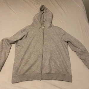 Weekday zip hoodie  - Tja säljer denhär hoodien då den inte används längre. Den är i bra skick och har inte använts så mycket pga den e för stor. 