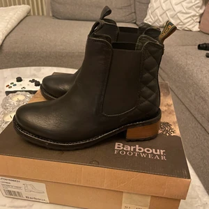 Helt nya Barbour skor - Fick dessa i julklapp men dom passar ej mig och öppetköpet hade passerat😞 nypris 1700 men tönkte sälja dom för 500kr + 50kr frakt. Storlek 36, super snygga skor i läder.