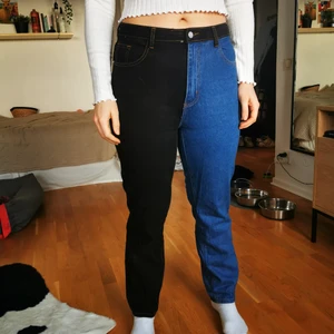 Coola 2 delade jeans - Oanvända 2 delade jeans, minns ej var jag köpt dom. Är 180