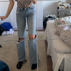 Jeans - Säljer dessa jeans. De är medelhöga skulle jag säga för de går ungefär till naveln. Det har coola detaljer och snygga knappar