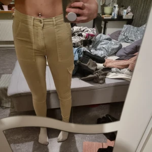 Jeans - Ett bar beiga jeans I storlek 36. Kan mötas upp och kan levereras men köparen står för frakt! NYSKICK