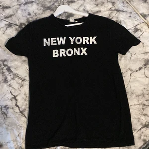 New york  - En väldigt fin tröja aldrig använt den har bara stått där och väntar på en ägare som kan ha på sig den 