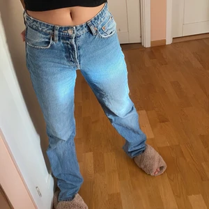 Jeans - Säljer dessa skitsnygga midwaist straight jeans från zara, strl 36 och för preferens är jag 163 och de är lite långa på mig❤️ bud:250, köp direkt för 300