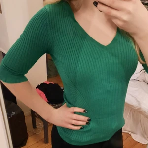 Trekvartsärmad grön tröja - En riktigt härlig vårtröja, den här en stark grön färg, är lite randig och har volanger på ärmarna som endast går till armbågarna. Säljer den då jag råkade beställa två likadana. Den är alltså endast testad. Säljer den för 60 kr + frakt. Kommer inte ihåg nypriset men den är iaf köpt ny på Ellos. Har skrivit 0 kr på frakten nedanför precis som på alla mina andra annonser (som du också gärna får kolla in) för att jag inte vet vad frakten kommer att kosta. Hör av dig om du undrar över något :)