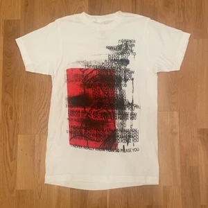 Billie Eilish Merch - T-shirt  - Äkta Billie Eilish Merch köpt på Hot Topic i USA. Fint skick i storlek XS. Frakt tillkommer.