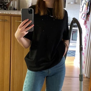 Nike t-shirt  - Svart fin Nike T-shirt. Säljer då de inte riktigt är min stil längre. Sparsamt använd 1-2 gånger där av nyskick 💕