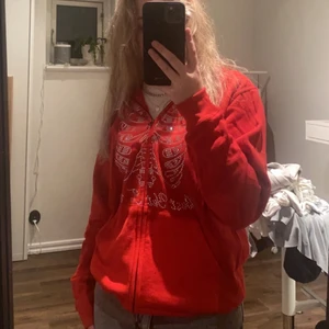 Instagram kofta  - Hej! Säljer den populära ”best yet to come” koftan då jag inte längre får användning för den. Den är använd ett fåtal gånger, som i nyskick (alla rhinestone kvar). Köpte den för 600kr, strl S. PRIS: 399kr