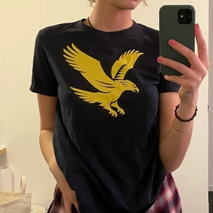 Lyle & Scott t-shirt  - 1 för 45 eller 2 för 80kr för utvalda t-shirts på min plick, välj och blanda själv <3 detta är en märkes tröja, lyle & scott tröjor sälj för ungefär 150kr, jag har två st likadana och säljer båda!! 